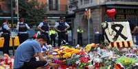 Homem faz homenagem às vítimas de atentado em Barcelona  Foto: Reuters