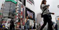 Pessoas andando no Japão  Foto: BBC News Brasil