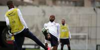 Fellipe Bastos durante treino no CT Joaquim Grava  Foto: Gazeta Press