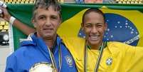 O técnico Lucho Nizzo comandou Neymar no Mundialito Sub-15, vencido pela Seleção Brasileira em 2007  Foto: Lucho Nizzo/Arquivo pessoal