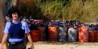 Policial espanhol ao lado de bujões de gás em Alcanar  Foto: BBC News Brasil