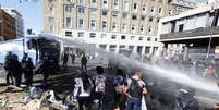 Polícia italiana usa canhões de água para expulsar refugiados acampados em praça, em Roma 24/08/2017 REUTERS/Yara Nardi  Foto: Reuters