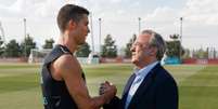 Cristiano Ronaldo cumprimenta o presidente do Real Madrid, Florentino Pérez(Foto: Divulgação / Real Madrid)  Foto: Lance!