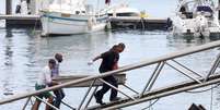 Corpo é retirado do mar  Foto: BBC News Brasil