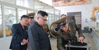 Kim Jong-un durante visita à Academia de Ciências de Defesa  Foto: Reuters