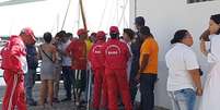 Familiares aguardam informações sobre vítimas de naufrágio na Bahia)  Foto: Agência Brasil