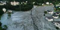 Imagem aérea mostra como ficou o vilarejo de Bondo depois do deslizamento de terra que atingiu o local  Foto: Reuters