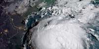 Furacão Harvey é visto na costa do Golfo do Texas, em imagem de satélite 24/08/2017 NOAA/Handout via Reuters  Foto: Reuters