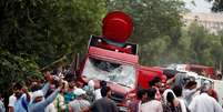 Manifestantes atacam van de televisão durante protesto em Panchkula, na Índia 25/08/2017 REUTERS/Cathal McNaughton  Foto: Reuters
