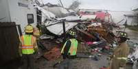 Bombeiros trabalham no resgate de pessoas em região atingida pela violência do tornado Harvey  Foto: Getty Images