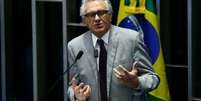 O senador Ronaldo Caiado propõe que o dinheiro do horário eleitoral no rádio e na TV seja destinado às campanhas  Foto: Agência Brasil