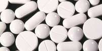Pílulas e comprimidos brancos sem identificação dispostos em uma bandeja  Foto: BBC News Brasil
