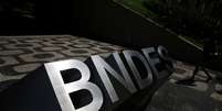 Logo do BNDES na entrada do banco, no Rio de Janeiro 11/01/2017 REUTERS/Nacho Doce  Foto: Reuters
