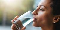 Mulher bebendo água  Foto: BBC News Brasil