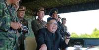 Líder norte-coreano Kim Jong-un durante um dos testes de mísseis realizados por suas forças  Foto: Reuters