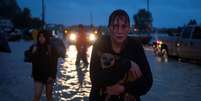 Mulher segura cachorro após deixar casa devido a enchentes em Houston
 28/8/2017    REUTERS/Adrees Latif  Foto: Reuters