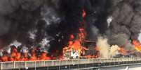 Fogo destruiu veículos após acidente sobre viaduto em Jacareí (SP)  Foto: Corpo de Bombeiros