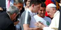 Alan Ruschel e Jakson Follmann recebem a bênção do papa Francisco, no Vaticano  Foto: Reuters