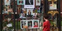 Menino observa homenagem deixada para princesa Diana nos portões do palácio de Kensington, em Londres REUTERS/Hannah McKay  Foto: Reuters