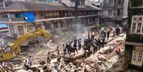 Funcionários de resgate procuram por sobreviventes após desmoronamento de prédio em Mumbai, na Índia REUTERS/Shailesh Andrade  Foto: Reuters