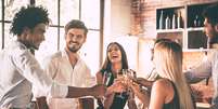 Investir na decora&ccedil;&atilde;o deixa o ambiente mais aconchegante para reunir os amigos  Foto: Shutterstock