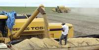 Caminh&atilde;o recebe carga de soja em uma fazenda em Primavera do Leste, Mato Grosso 07/02/2013 REUTERS/Paulo Whitaker  Foto: Reuters