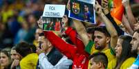 Torcedores mostram cartazes para Philippe Coutinho durante o jogo Brasil x Equador, em Porto Alegre.  Foto: Getty Images