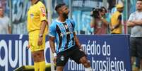 Fernandinho comemora seu gol  Foto: Gazeta Press