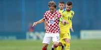 Modric carrega a bola no jogo contra Kosovo (Foto: Stringer / AFP)  Foto: Lance!