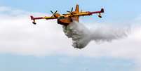 Avião joga água para apagar incêndio florestal em Los Angeles, na Califórnia 03/09/2017 REUTERS/ Kyle Grillot  Foto: Reuters