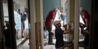 Pessoas ajudam na reconstrução de casa atingida por enchente em Houston
 3/9/2017    REUTERS/Adrees Latif  Foto: Reuters