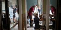 Pessoas ajudam na reconstrução de casa atingida por enchente em Houston
 3/9/2017    REUTERS/Adrees Latif  Foto: Reuters