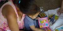 Tatiane de Oliveira, 30, participa de visita do Crian&ccedil;a Feliz com o filho Pablo, de 1 ano e 5 meses, em Vera Cruz (SP)  Foto: BBC News Brasil