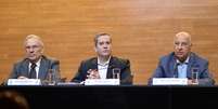 Carlos Eugênio Lopes, diretor jurídico da CBF, Rogério Caboclo e Marco Polo Del Nero em entrevista coletiva na sede da entidade, no Rio de Janeiro  Foto: Pedro Martins/Agif / Gazeta Press