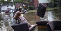 Morador de Houston retira sofás de sua casa inundada pela tempestade tropical Harvey
03/09/2017 REUTERS/Adrees Latif  Foto: Reuters