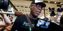 Dennis Rodman é cercado por jornalista ao chegar ao aeroporto de Pequim após uma visita à Coreia do Norte em junho de 2017  Foto: Reuters