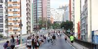 Público caminha pelo 'Minhocão' durante um domingo na capital paulista  Foto: Yuri Andrade/Futura Press