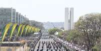 Desfile atraiu 20 mil pessoas, segundo a PM e o Ex&eacute;rcito, e terminou sem incidentes  Foto: Ag&ecirc;ncia Brasil
