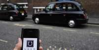 Aplicativo do Uber em celular diante de t&aacute;xis em Londres, Reino Unido
28/11/2016 REUTERS/Toby Melville/Illustration  Foto: Reuters