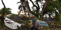 Homem passa diante de barcos após passagem do furacão Irma em Puerto Plata
 8/9/2017     REUTERS/Ricardo Rojas  Foto: Reuters