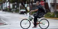 Homem anda de bicicleta por Miami Beach  Foto: BBC News Brasil