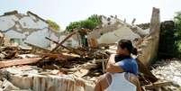 Mulheres se abraçam perto de casa destruída, depois que terremoto atingiu a costa sul do México, em Union Hidalgo 09/09/2017 REUTERS/Jorge Luis Plata  Foto: Reuters