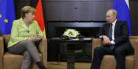 Presidente da Rússia, Vladimir Putin, e chanceler da Alemanha, Angela Merkel, durante reunião em Sóchi, na Rússia 02/05/2017 REUTERS/Alexander Zemlianichenko  Foto: Reuters