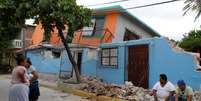 Moradores perto de casa destruída por furacão em  Ixtaltepec, no México 10/09/2017 REUTERS/Carlos Jasso  Foto: Reuters