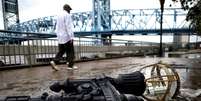 Homem passa por l&acirc;mpada quebrada, ap&oacute;s furac&atilde;o Irma, em Jacksonville, na Fl&oacute;rida 11/09/2017 REUTERS/Mark Makela  Foto: Reuters