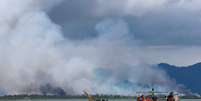 Fumaça é vista do lado de Mianmar da fronteira, à medida que barco com refugiados rohingyas chega em Bangladesh 11/09/2017 REUTERS/Danish Siddiqui  Foto: Reuters