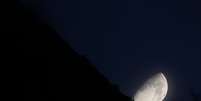 A Lua tem rotação, mas esse movimento leva o mesmo tempo que o seu movimento de translação  Foto: iStock
