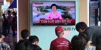 Pessoas assistem reportagem sobre teste de bomba de hidrogênio da Coreia do Norte, em estação de trem em Seul, Coreia do Sul 03/09/2017 Han Jong-Chan/Yonhap/via REUTERS  Foto: Reuters