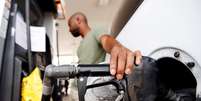 Homem abastece em posto de gasolina após esperar na fila por combustível na sequência do furacão Harvey, em Dallas, no Texas, EUA
01/09/2017
REUTERS/Brandon Wade  Foto: Reuters