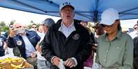 Trump distribui alimentos a pessoas atingidas pelo furacão Irma em Naples, Flórida
 14/9/2017    REUTERS/Jonathan Ernst  Foto: Reuters